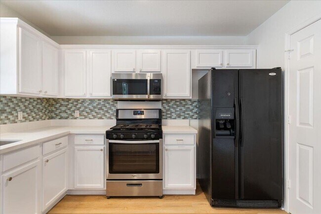 Building Photo - 1025 Doras Dr