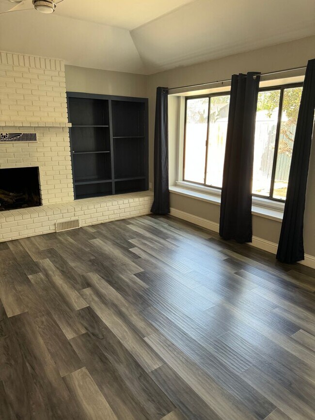 Building Photo - 3 bedroom 2 bath home in The Oaks