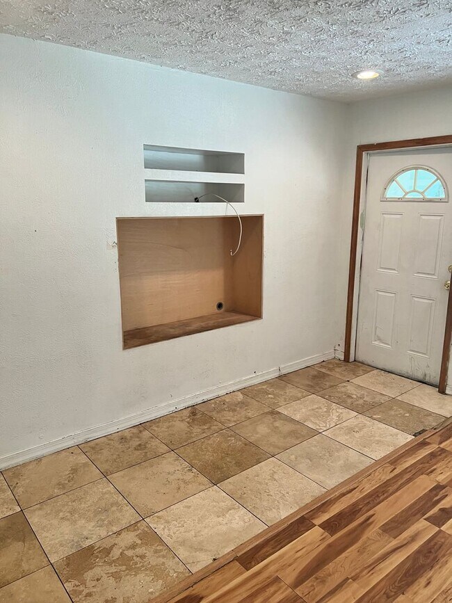 Building Photo - 3 BEDROOM, 2 BATH HOME IN THE HEART FORT P...