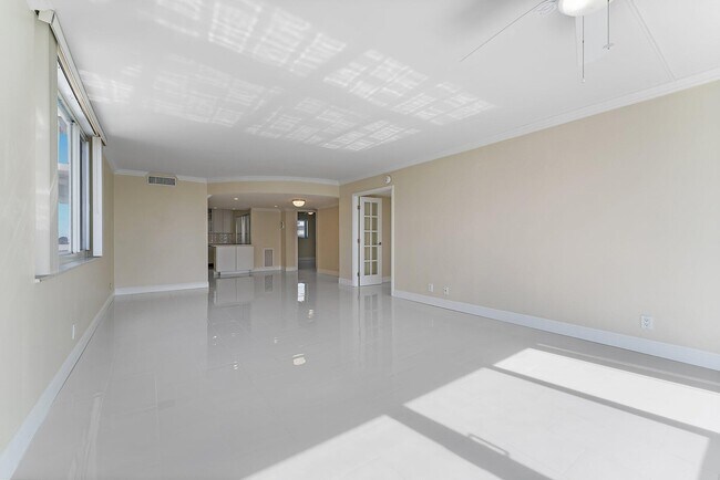 Building Photo - 301 Lake Shore Dr