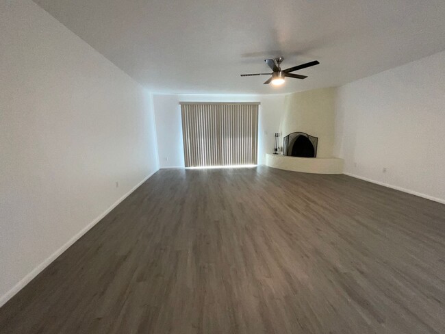 Building Photo - Eastside townhome completely remodeled, he...