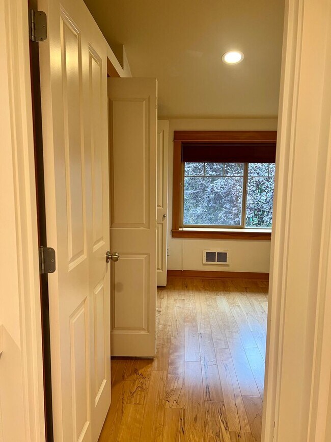 Building Photo - Available 1/0! Cozy townhouse in the Mt Baker neighborhood.