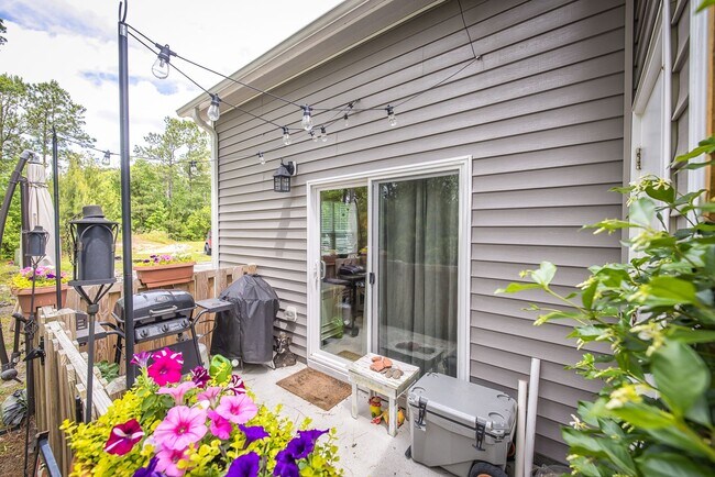 Building Photo - This spacious 3-bedroom, 2-bathroom townhouse offers modern living