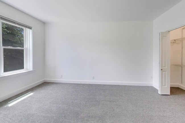 Building Photo - 3336 W Evergreen Ave