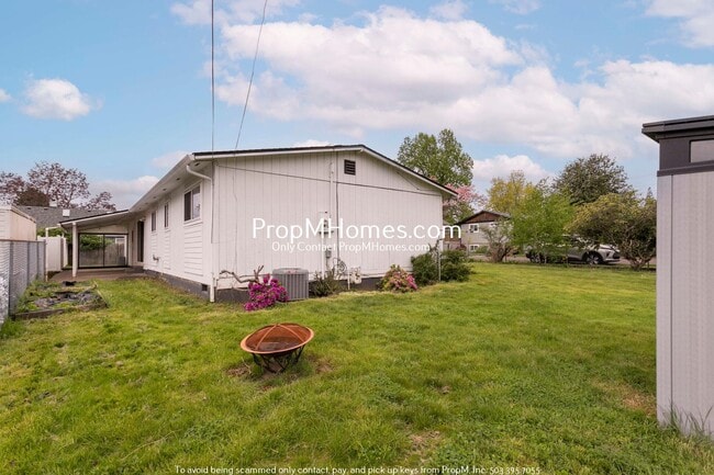 Building Photo - Updated Three Bedroom Home in Oregon City!