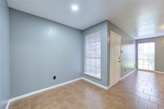 Building Photo - 12500 Sandpiper Dr