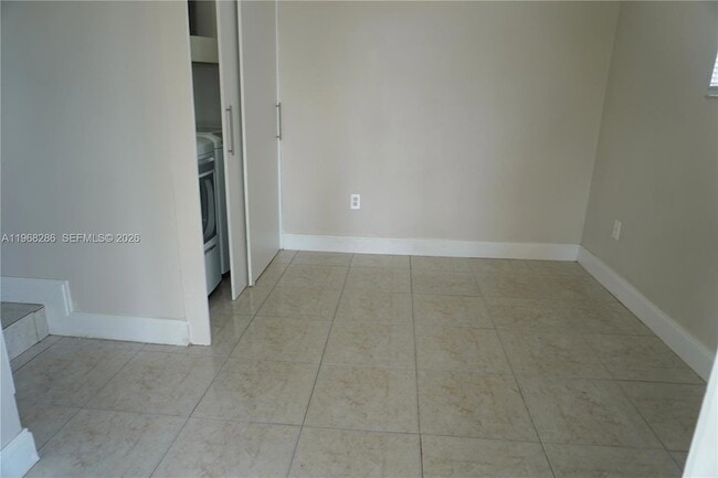 Building Photo - 1000 NE 13th Ave