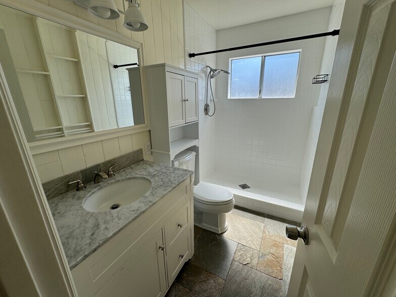 Building Photo - 1121 Calle Tulipan