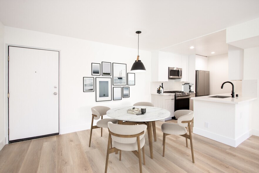 Building Photo - 2123 Rodney Dr