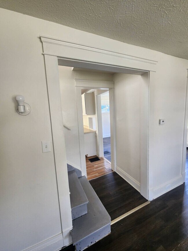 Building Photo - Charming 3-Bedroom Property in Prime Location