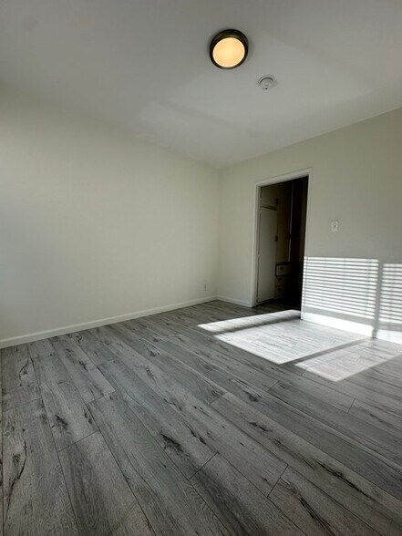 Building Photo - 7555 De Longpre Ave