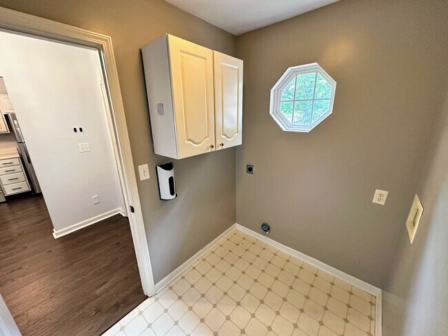 Building Photo - 3821 Landridge Dr