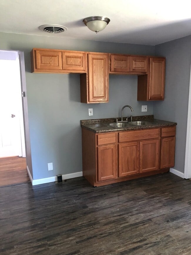 Building Photo - Beautiful Updated 2 Bedroom Home! A Must See!