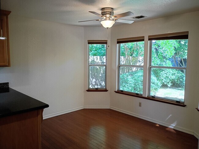 Building Photo - AVAILABLE NOW! excellent Fair Oaks Location 3 Bedroom Home!