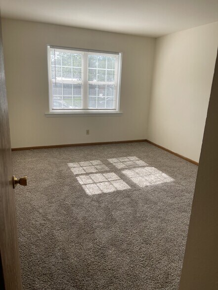 Building Photo - 1615 Sylvan Ln
