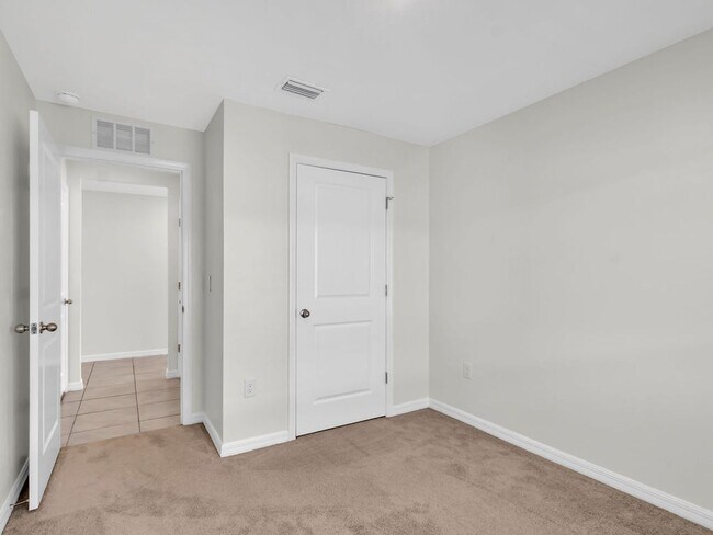 Building Photo - Beautiful 4 bedroom 2 bathroom Single Family House! Like new!