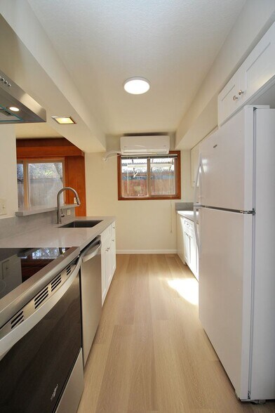 Building Photo - 3200-3236 SW Marigold St