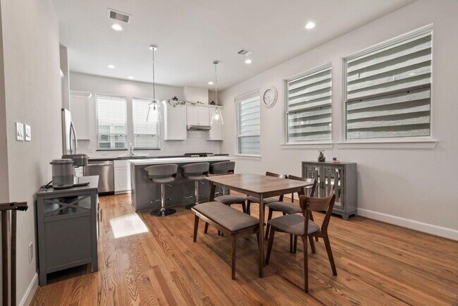 Building Photo - Great Opportunity! Modern three-story home located in the heart of EaDo, offering a well-designed...