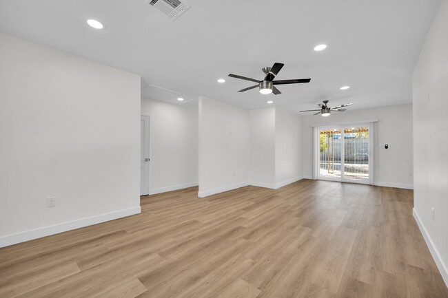 Building Photo - SIGN YOUR LEASE BY 1.31.26 AND RECEIVE THE FIRST 2 WEEKS RENT FREE!! Beautifully updated 3-bedroo...