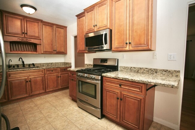 Building Photo - 3Br 1 Ba Country Charmer