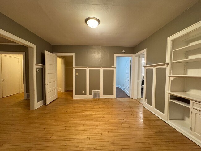 Building Photo - Bright & Spacious 2 Bedroom Lower Unit with Formal Dining Room and Bay Window