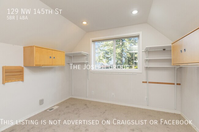 Building Photo - Beautiful 5 bed 3.5 bath in Seattle's Broa...