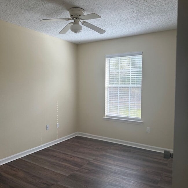 Building Photo - 3 Bedroom 2 Bath House