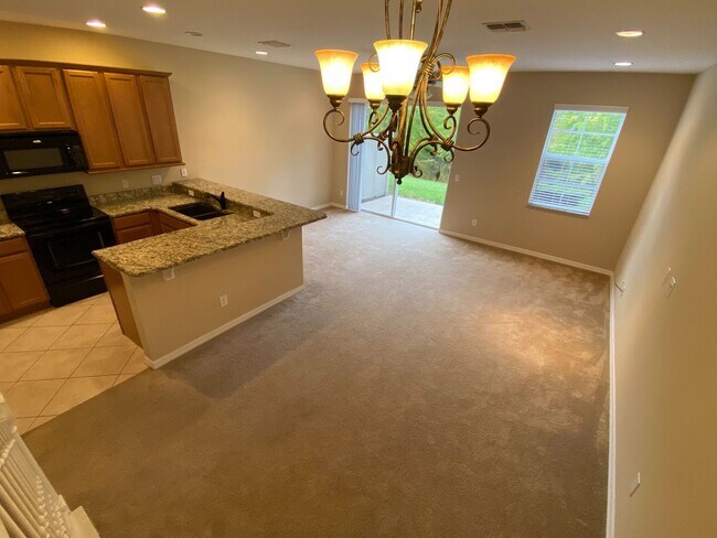 Building Photo - Townhome in Gated Community in the heart of Oviedo