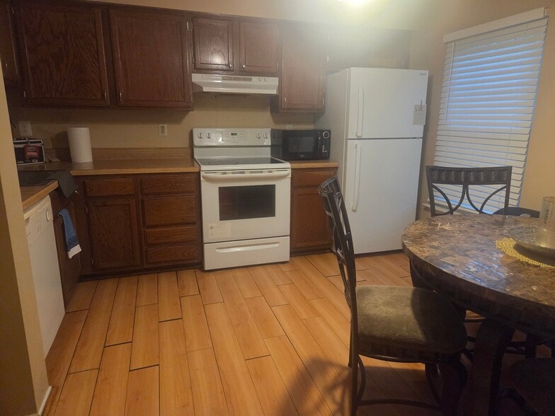 Building Photo - 1598 Pin Oak Dr