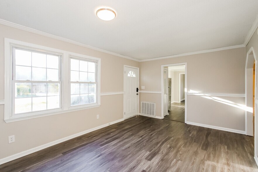 Building Photo - 4378 Saxon Dr