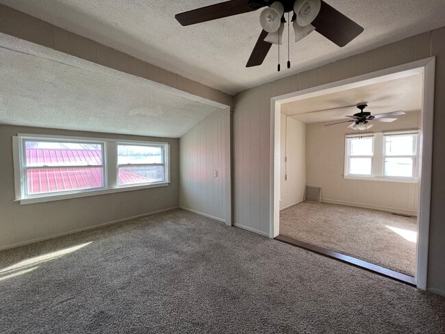 Building Photo - 3 bedroom 1.5 bathroom