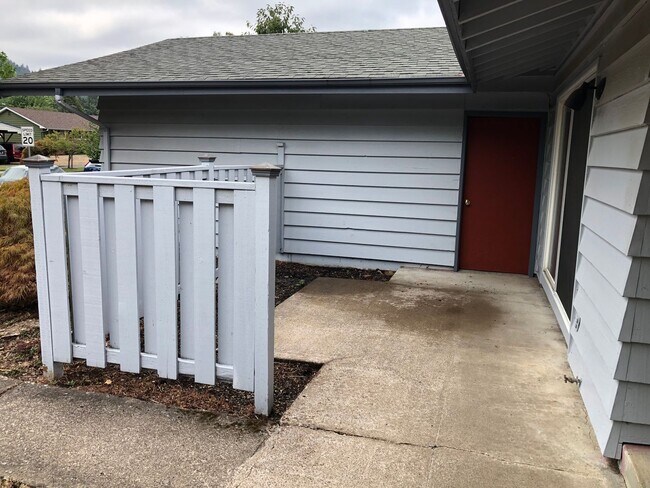 Building Photo - Updated 3 bedroom 1 1/2 bath home in a gre...