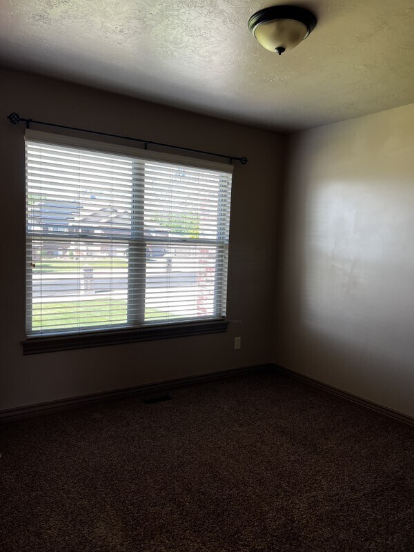 Building Photo - 985 W 8000 S