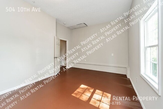 Building Photo - 504 10th Ave