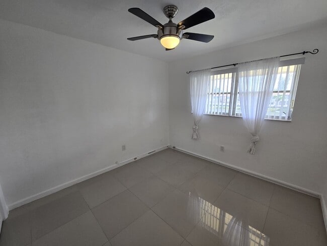 Building Photo - 2-Bed, 2-Bath Miami Condo in HOA Community – Pool, Laundry On-Site