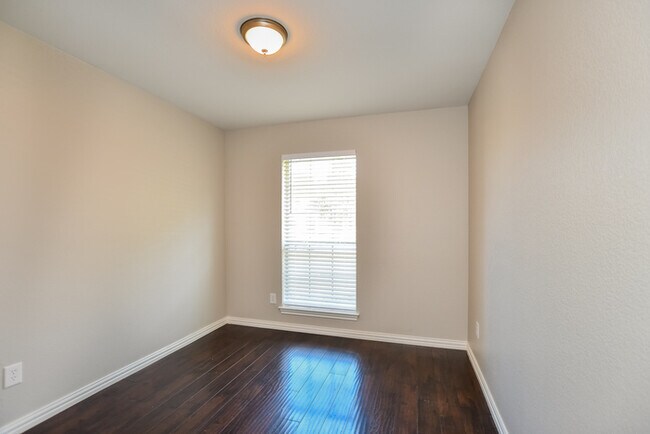 Building Photo - 911 Walters Dr