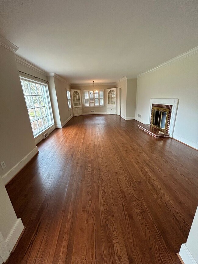 Building Photo - Charming 3/2 House in College Heights- $2,095