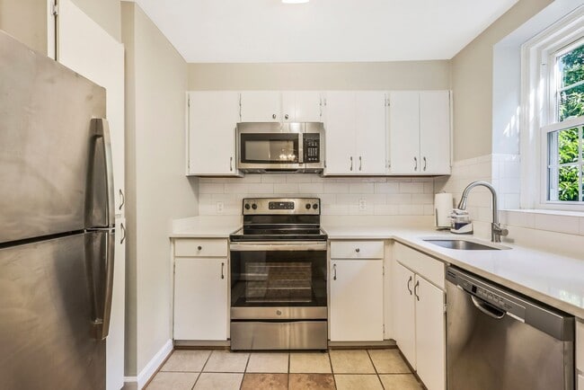 Building Photo - Fairlington 2 BR Condo for Rent!