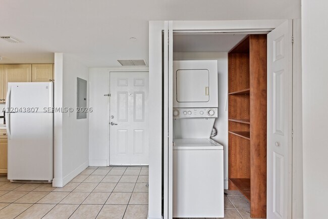 Building Photo - 3000 Coral Wy