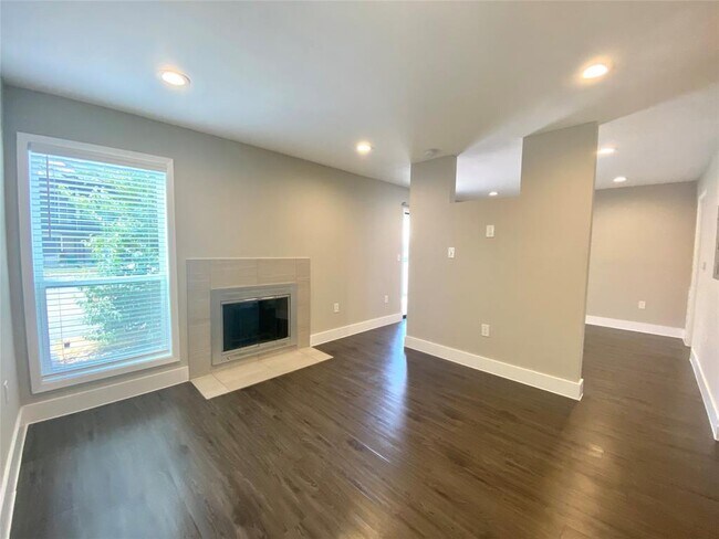 Building Photo - 935 La Posada Dr
