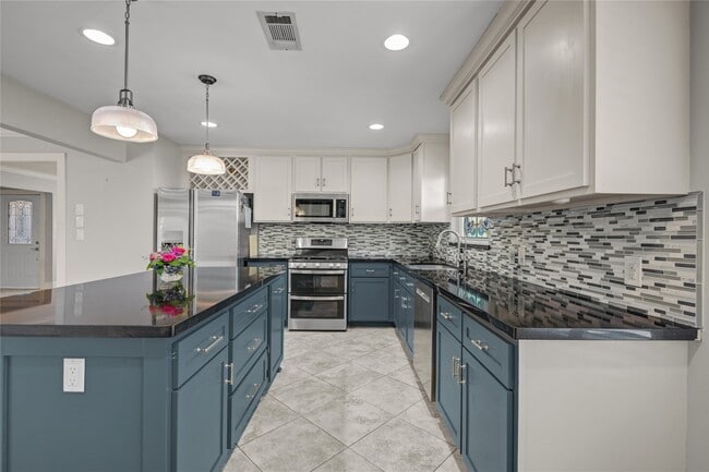 Building Photo - 10303 Greenwillow Dr
