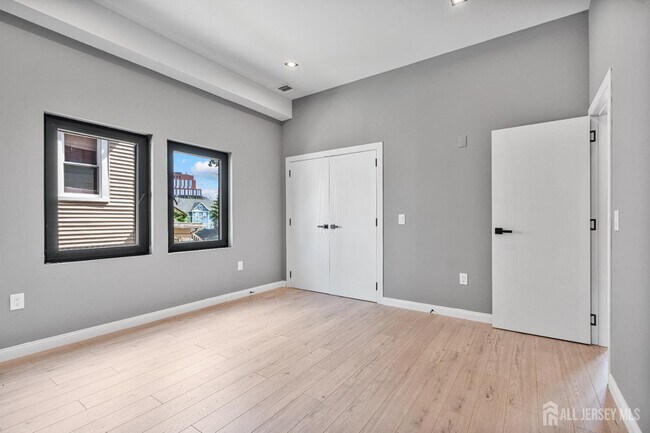 Building Photo - 150 Easton Ave