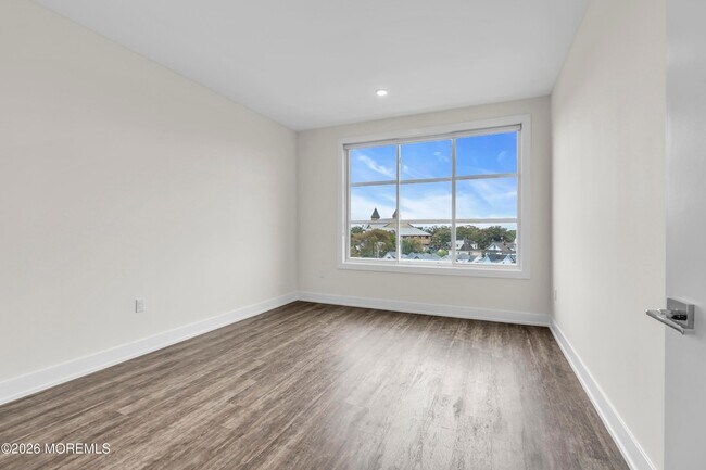 Building Photo - 521 Lakeview Ave