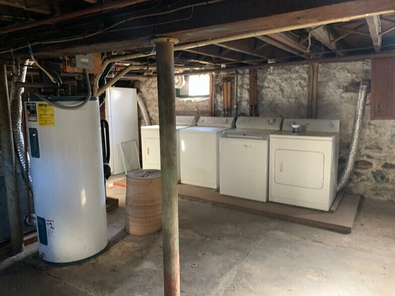 Building Photo - 468 Massasoit Rd