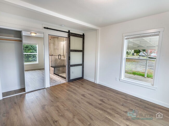 Building Photo - Beautifully Renovated furnished 3-Bedroom ...