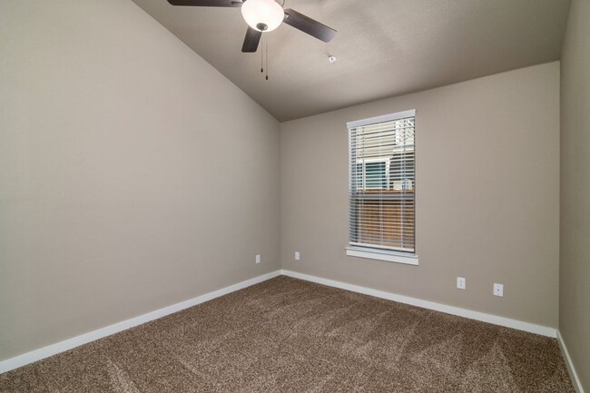 Building Photo - AVAILABLE NOW! GORGEOUS 3 BEDROOM FOUR PLE...