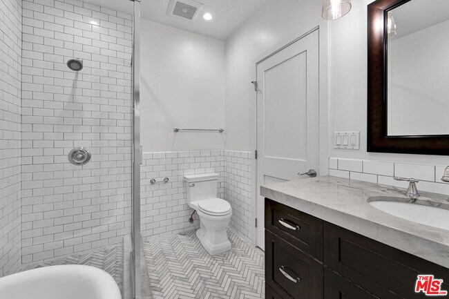 Building Photo - 918 N Genesee Ave