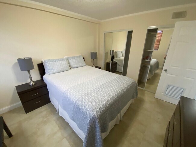 Building Photo - 335 Collins Ave