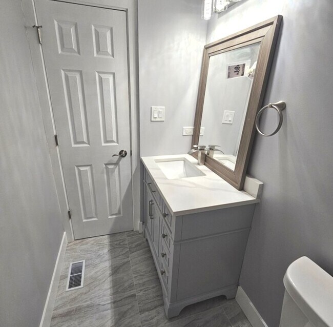 Building Photo - 1535 E Jane Ave