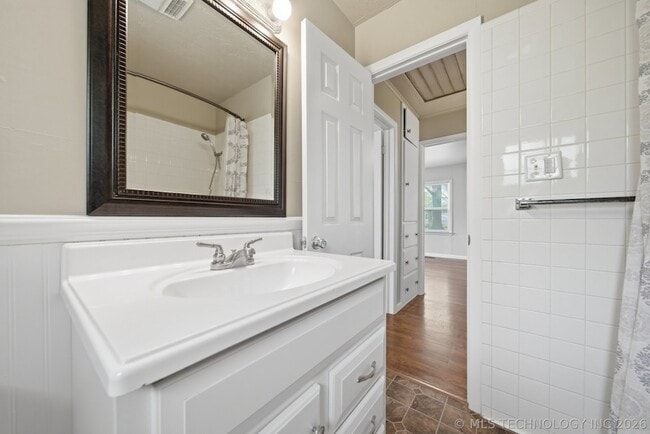 Building Photo - 805 S Cedar St